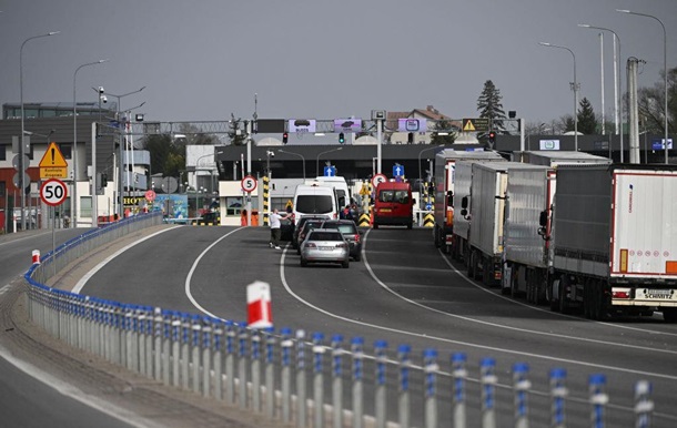 Поляки відновили блокування двох КПП на кордоні
