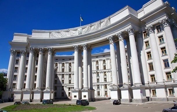 У МЗС пояснили, як довго не надаватимуть консульські послуги чоловікам