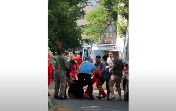 В Одесі працівників швидкої допомоги не випускали з ТЦК