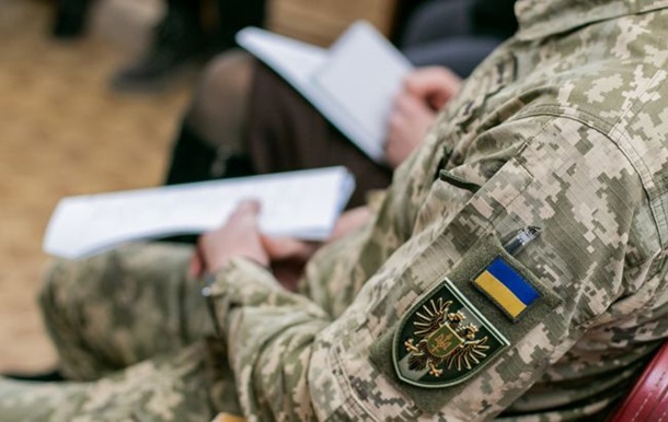 В Одесі чоловік протягнув працівників ТЦК на капоті авто