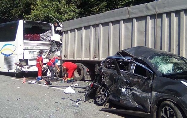 На Тернопільщині в ДТП зіткнулися два авто, три вантажівки та автобус