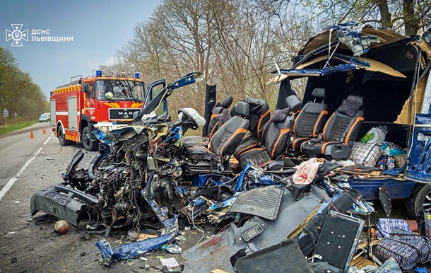 На Львівщині вантажівка розчавила бус, є жертви