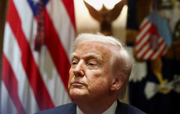 Трамп відкрив у своєму гольф-клубі пам ятник самому собі