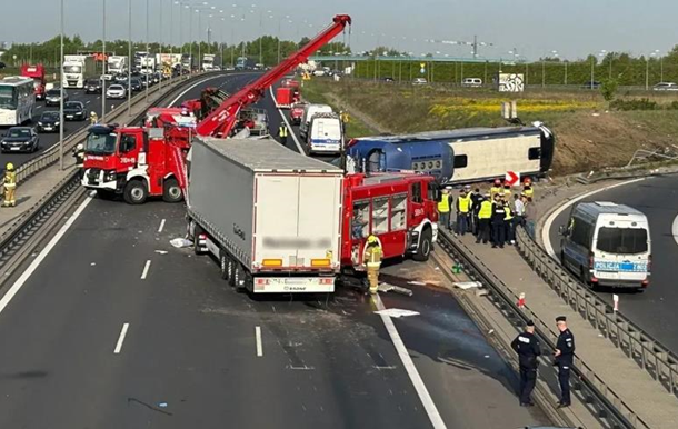 Під Варшавою сталася ДТП за участю автобуса і вантажівки, водій - українець