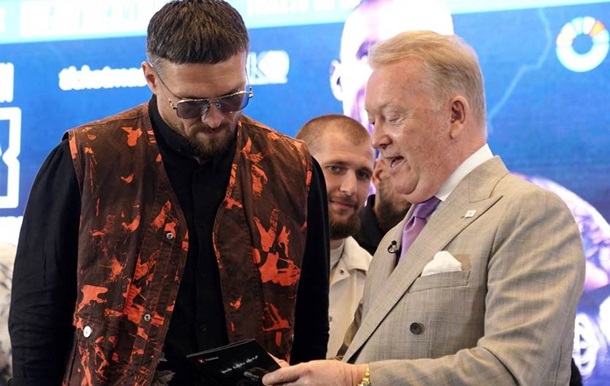 Усик розповів про розкішний подарунок від промоутера Дюбуа у разі перемоги
