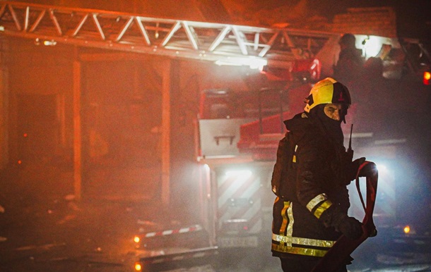 У Києві уламки дронів вцілили у житловий будинок 