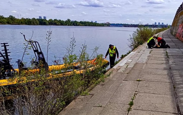 В Києві жінка впала в Дніпро з Пішохідного мосту