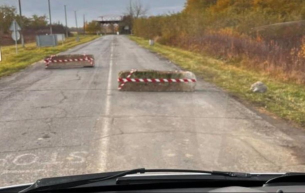 Прорыв границы: возле пунктов пропуска начали устанавливать бетонные блоки