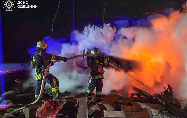 РФ атакует Одессу: есть попадания в жилой дом и монастырь
