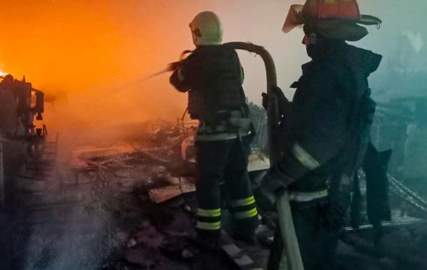 РФ ударила ракетами и БПЛА по Киеву: есть возгорание