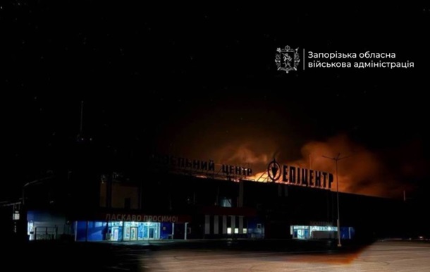 Атака РФ: в Запорожье снова горит торговый центр