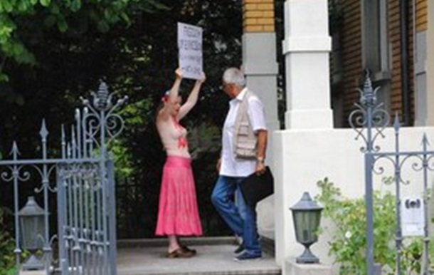 FEMEN: У Берні активістка зірвала роботу туніського посольства в Швейцарії