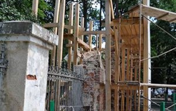 Новини Івано-Франківська: В Івано-Франківську біля палацу Потоцького археологи знайшли 14 гарматних ядер