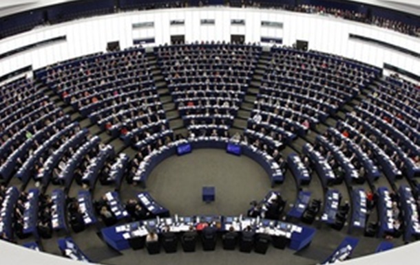 Депутат Європарламенту впав, знепритомнівши під час сесії
