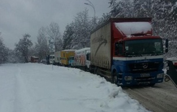 Між Києвом і Вишгородом утворився затор через вантажівку, що застрягла в снігу