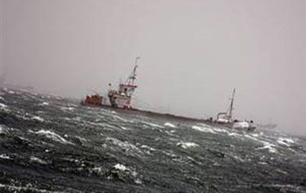 Аварія суховантажу з українцями: троє моряків врятовані, один помер, пошуки решти тривають