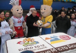 У Донецьку спекли величезний торт з символікою Євро-2012